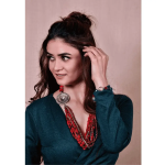 MULTI LAYER NECKLACE WITH METAL PENDANT